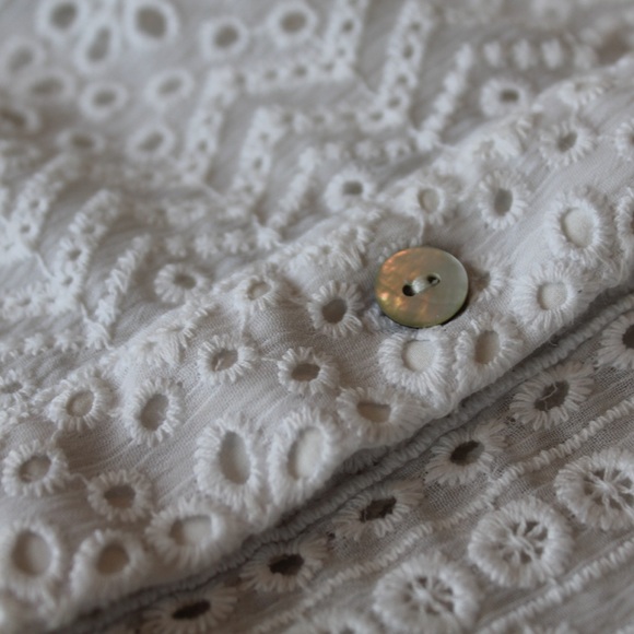 BCBGMAXAZRIA WHITE CROP EYELET BUTTON UP TOP - Picture 6 of 7
